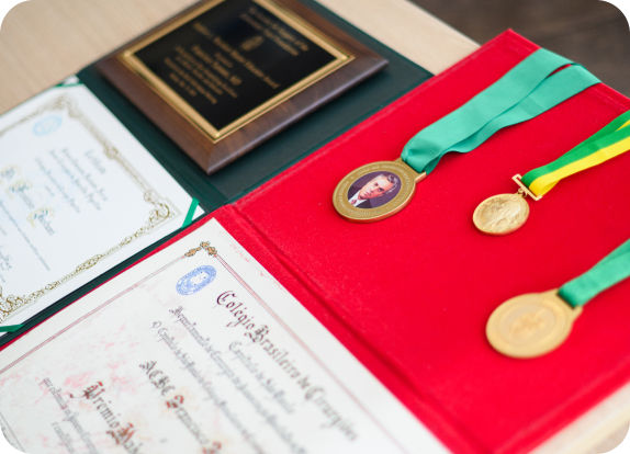 imagem das medalhas em cima de uma mesa do Francisco Tustumi